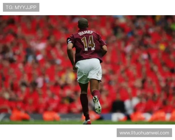 蒂埃里·亨利：从天才前锋到足坛传奇的成长轨迹与辉煌历程